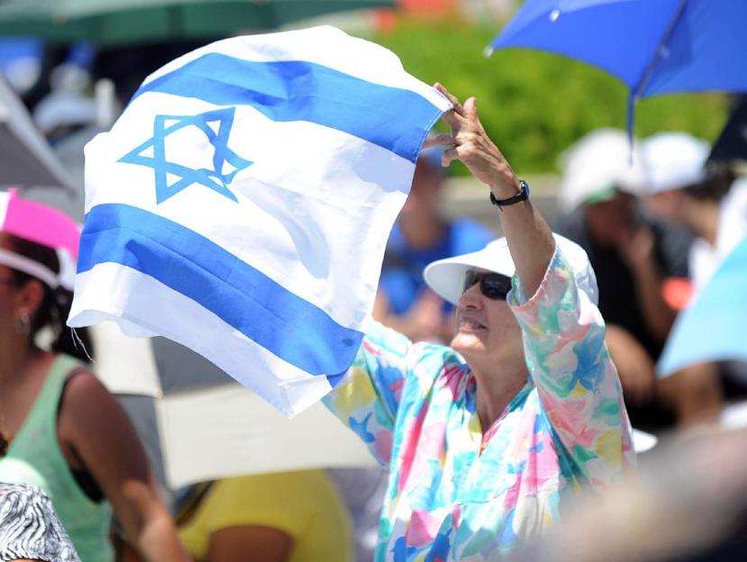 Una de las asistentes sostiene la bandera de Israel. (ana.abruna@gfrmedia.com)