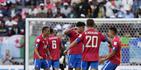 Los jugadores de Costa Rica celebran al final del partido que le ganaron a Japón 1-0 por el Grupo E de la Copa del Mundo el pasado domingo, y que les dio nueva vida tras ser arrollados 7-0 por los españoles.