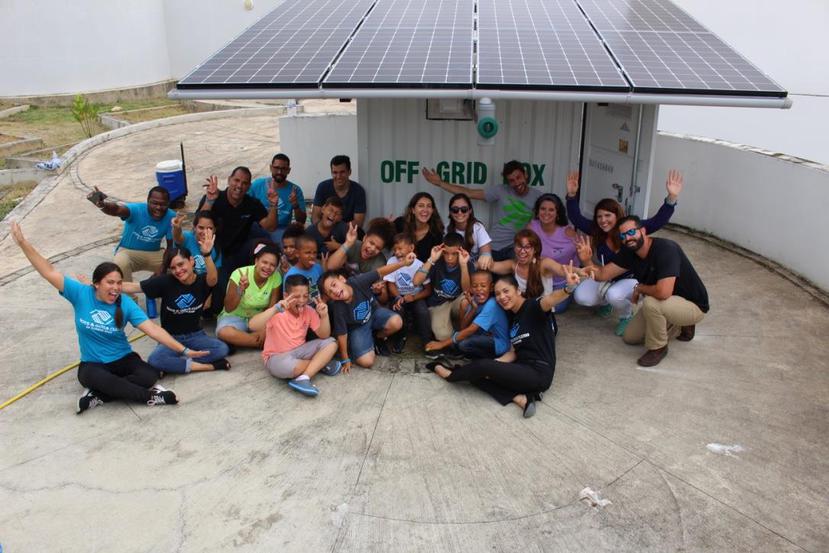 Grupo de ConPRmetidos y niños de Boys & Girls Club en Bayamón posan frente al sistema OffGridBox. (Suministrada)