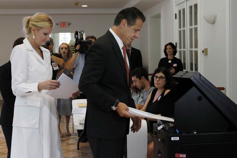 El gobernador Andrew Cuomo, acompañado por su novia Sandra Lee, ejerce su voto en las primarias para la silla de gobernador de Nueva York. (AP / Richard Drew)