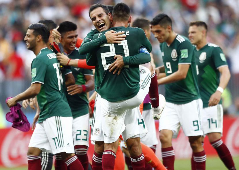 Los jugadores de la selección de México festejan tras la victoria 1-0 ante Alemania. (AP)