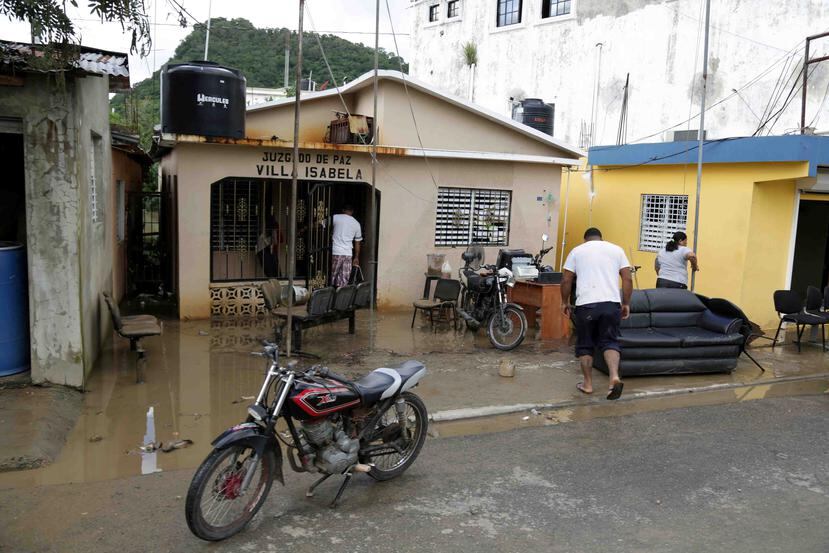 Miles de dominicanos han tenido que abandonar sus hogares por las lluvias. (EFE / José Bueno)