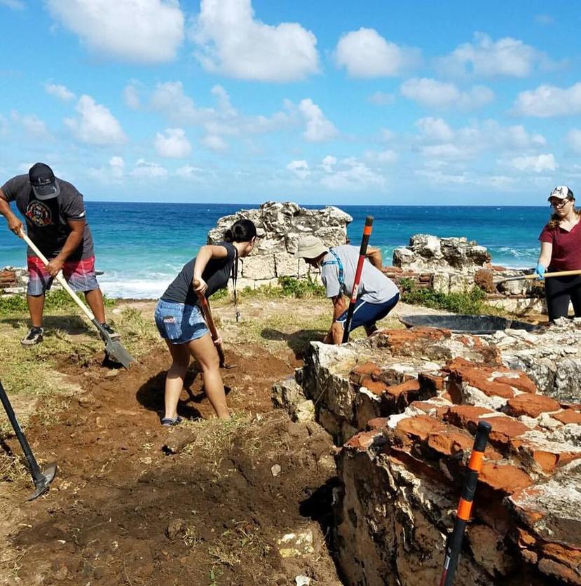 Voluntarios de la organización sin fines de lucro Rescate Playas Borinquen trabajando en las ruinas de Aguadilla. (Suministrada)