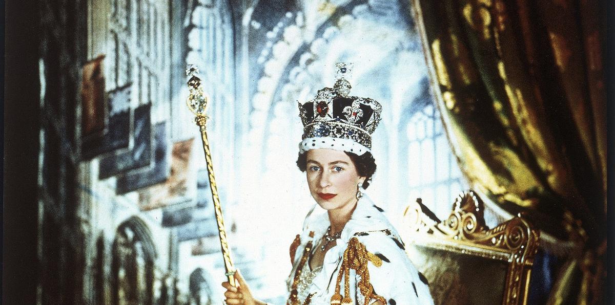 En 1952, luego de la muerte de su padre, fue proclamada reina.