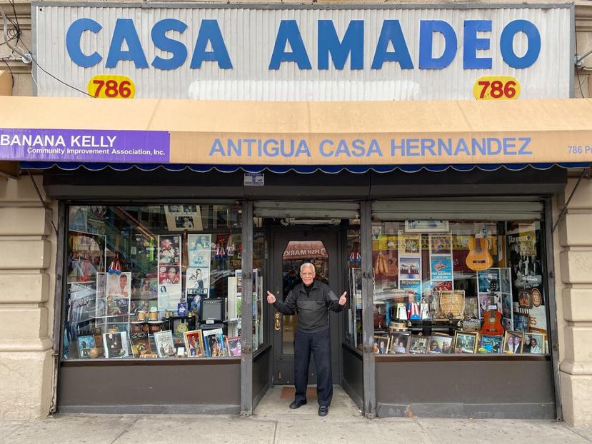 Mike Amadeo está al frente de la tienda "Casa Amadeo, Antigua Casa Hernández" en el Bronx, Nueva York.