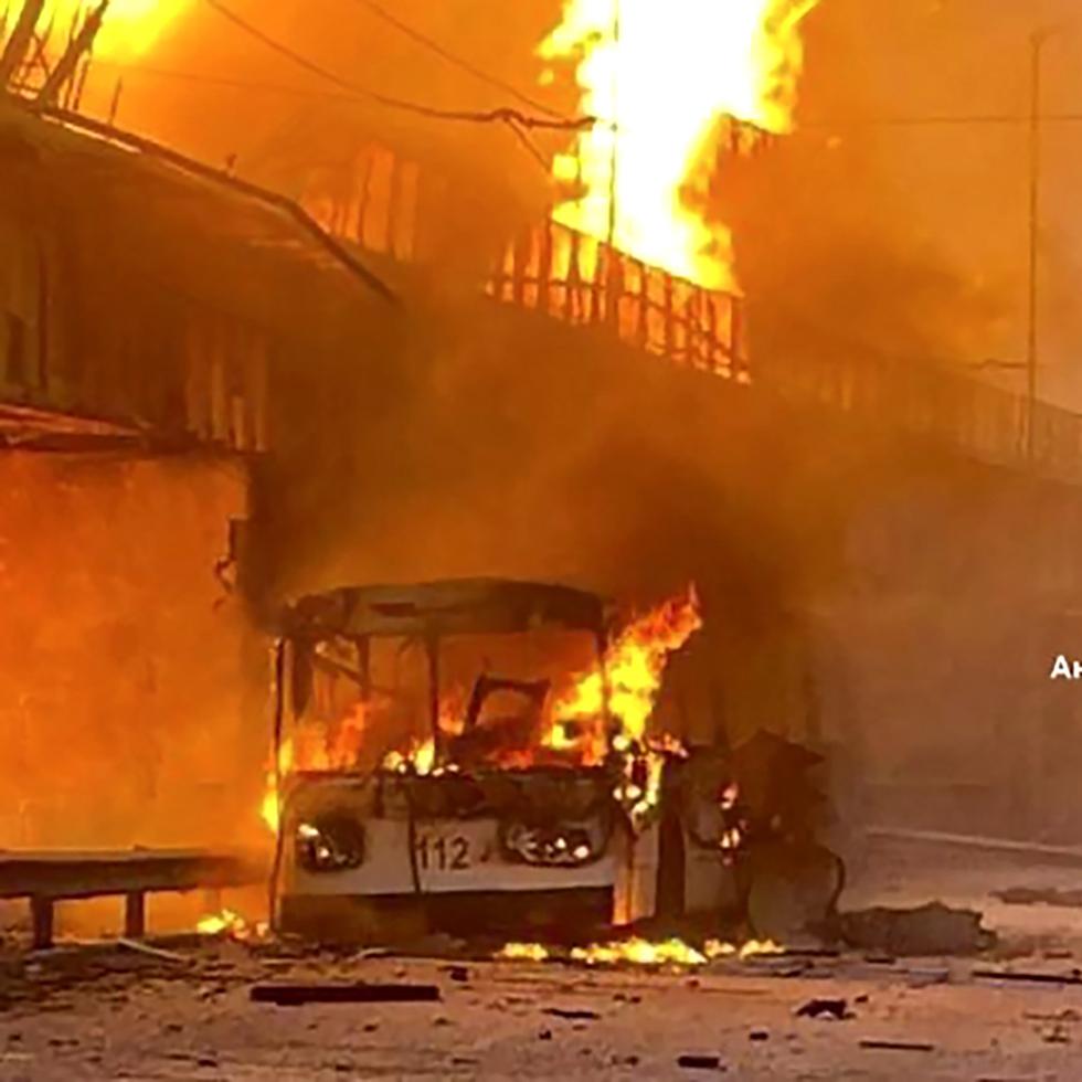 Un autobús y una estación hidroeléctrica en llamas fueron parte del saldo de varios ataques rusos en Dnipro, Ucrania.
