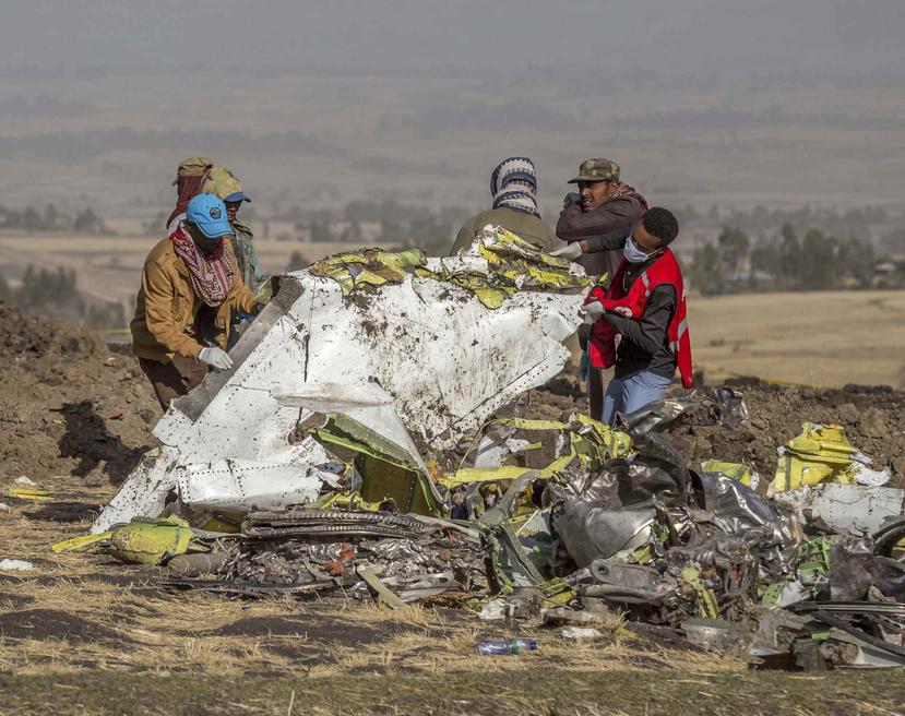 Rescatistas trabajan el pasado 11 de marzo entre los escombros de un avión de Ethiopian Airlines que se estrelló. (AP)