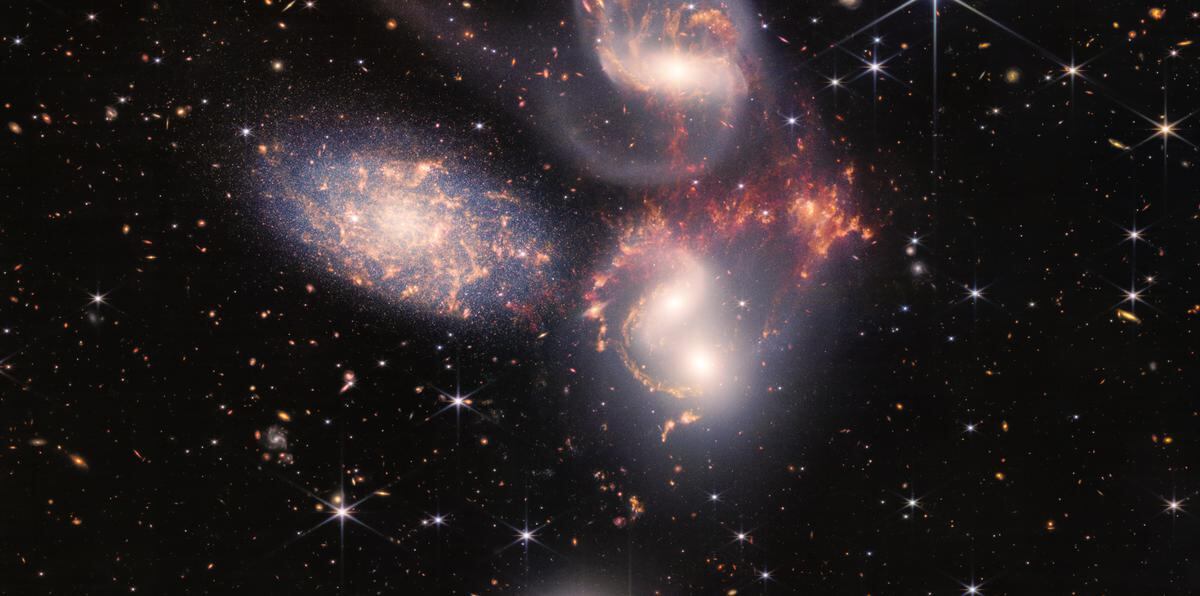 Webb miró a través del espeso polvo espacial del Quinteto de Stephan, un cúmulo de galaxias con enormes ondas de choque y regiones de brotes estelares.