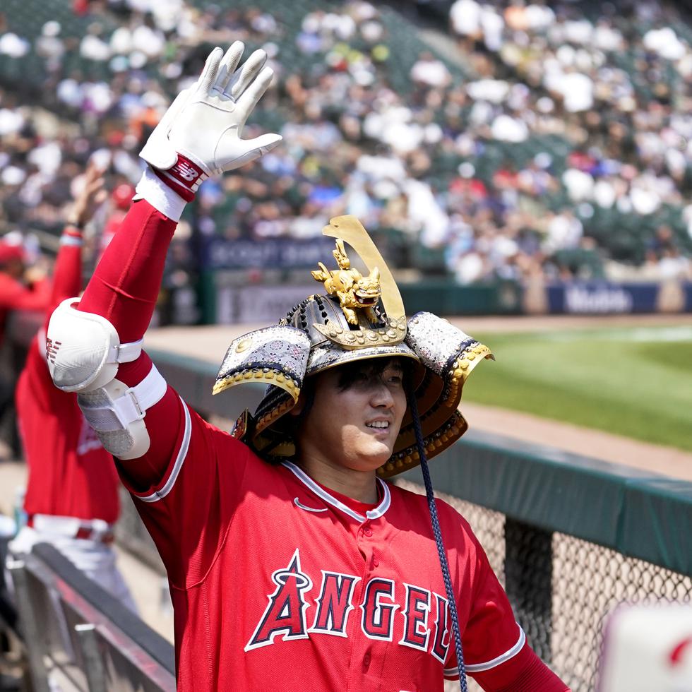 Shohei Ohtani, de los Angels de Los Ángeles, celebra en el dugout después de batear un jonrón de dos carreras frente al abridor de los White Sox de Chicago, Lance Lynn.