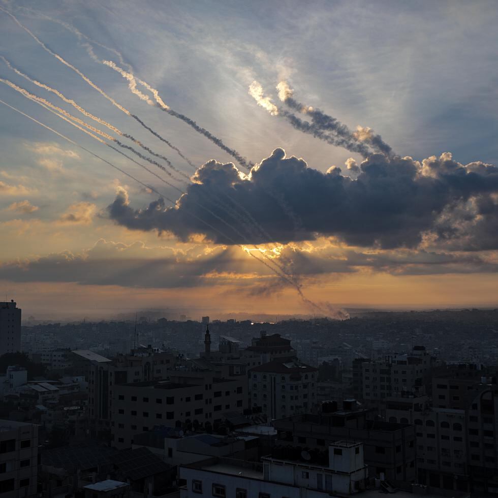 Las Brigadas de Al Qasam, el brazo armado de Hamas, lanzó cohetes desde la franja costera de Gaza hacia Israel.