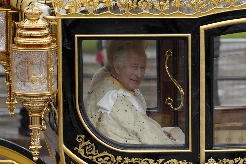 El rey Charles III junto a la reina Camilla en el recorrido desde el Palacio de Buckingham hacia la Abadía de Westminster el día de su coronación.