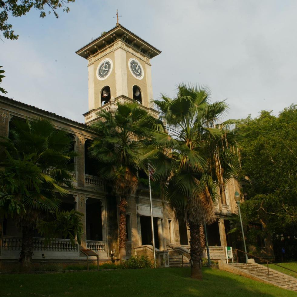 La Oficina de Prensa de la Comandancia de Mayagüez explicó que los 15 estudiantes mantienen cerrados los distintos accesos del campus.