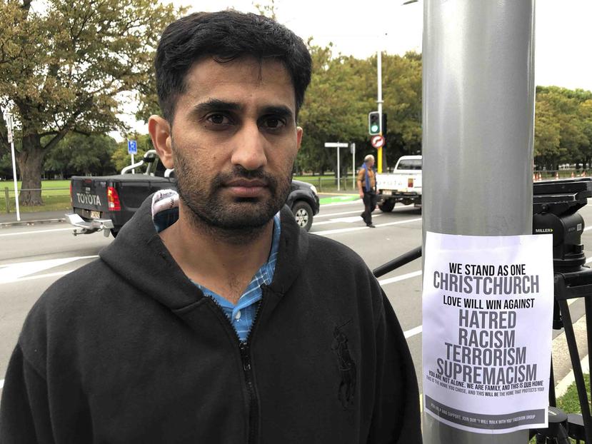 Yasir Amin, de 35 años, describe lo que vivió durante las masacres del viernes en Christchurch, Nueva Zelanda. (AP/Kristen Gelineau)