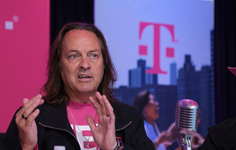 John Legere,  CEO de T-Mobile, afirmó que la fusión “creará un competidor más grande y atrevido”. (AP)
