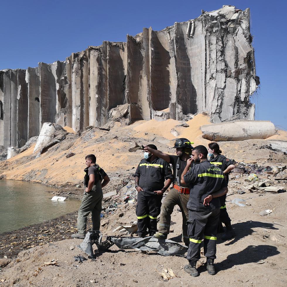 Un equipo de rescate evalúa los daños de una enorme explosión, el 7 de agosto de 2020, en el puerto de Beirut.