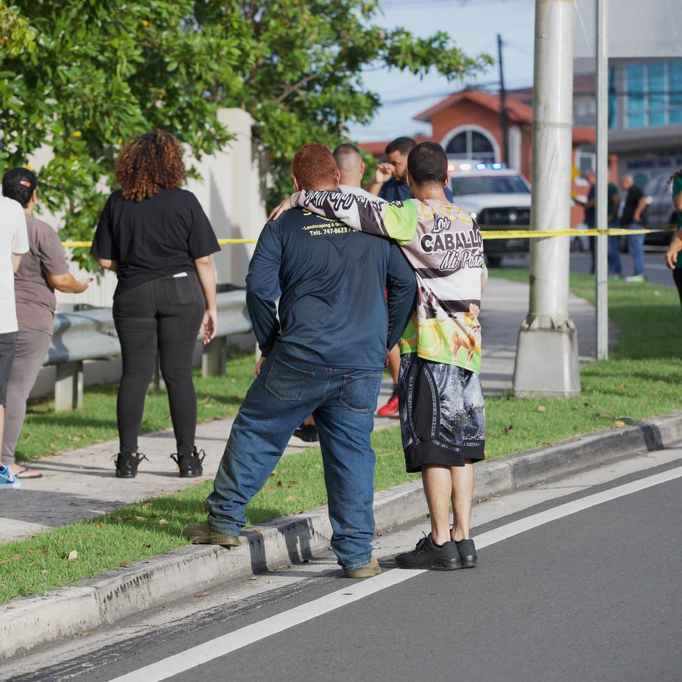 Un hombre y una mujer, ambos hermanos, identificados como Ángel Calderón Pérez y Rosa Judith Calderón Pérez, fueron asesinados a tiros en la tarde de hoy, martes, en las afueras de la Sala de Investigaciones del Tribunal de Caguas.
