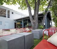 Fachada exterior y patio del Restaurante La Terraza ubicado en la calle Marginal C-1 en Costa de Oro, en Dorado.