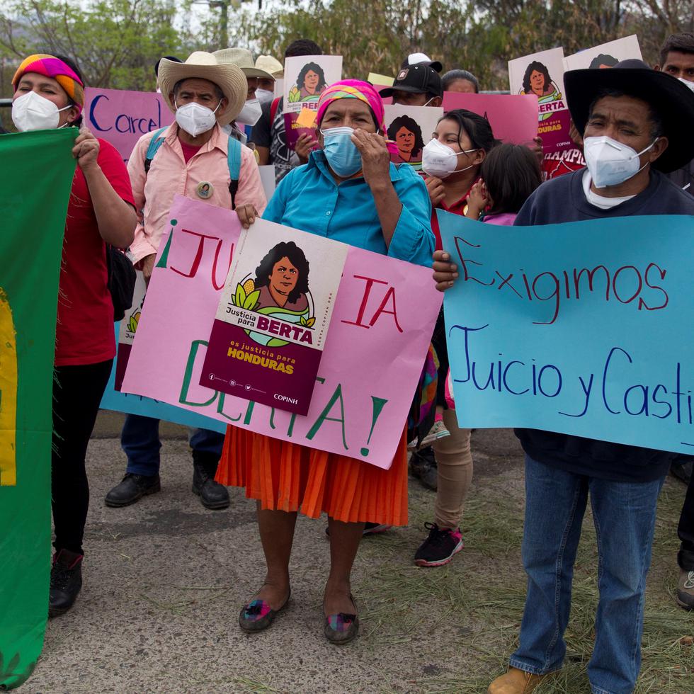 Fotografía de archivo de campesinos del Consejo Cívico de Organizaciones Populares e Indígenas de Honduras mientras se manifiestan frente a la Corte Suprema de Justicia solicitando justicia por el asesinato de Berta Cáceres.
