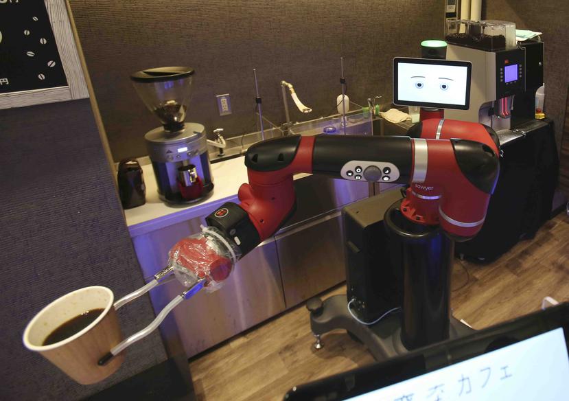El barista robotizado muele los granos de café, llena un filtro y vierte agua caliente en un vaso de papel para hasta cinco personas al mismo tiempo.  (AP)