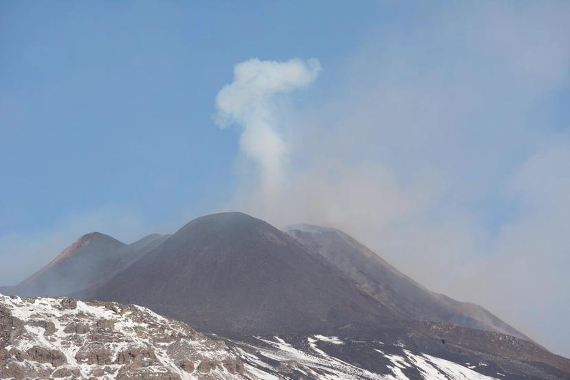 Por el momento solo se aprecia una columna de humo blanco que sale del principal volcán activo de Europa, pero sin la expulsión de lava. (EFE)