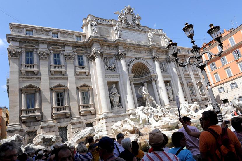 El ministro de Bienes Culturales italiano, Dario Franceschini, ya había pedido hace algunos meses a la alcaldesa "poner un límite al flujo de turistas o una barrera para evitar que saltasen a la fuente". (EFE)