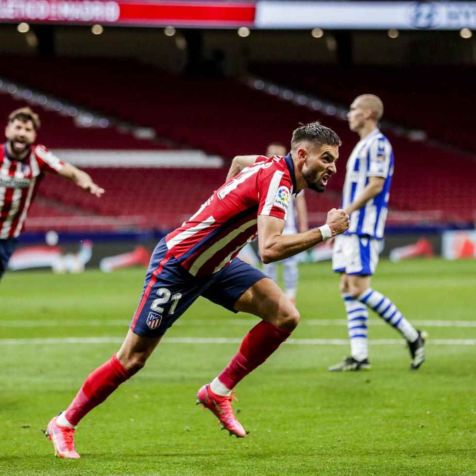 Yannick Carrasco, del Atlético de Madrid, corre para celebrar su gol de esquina.