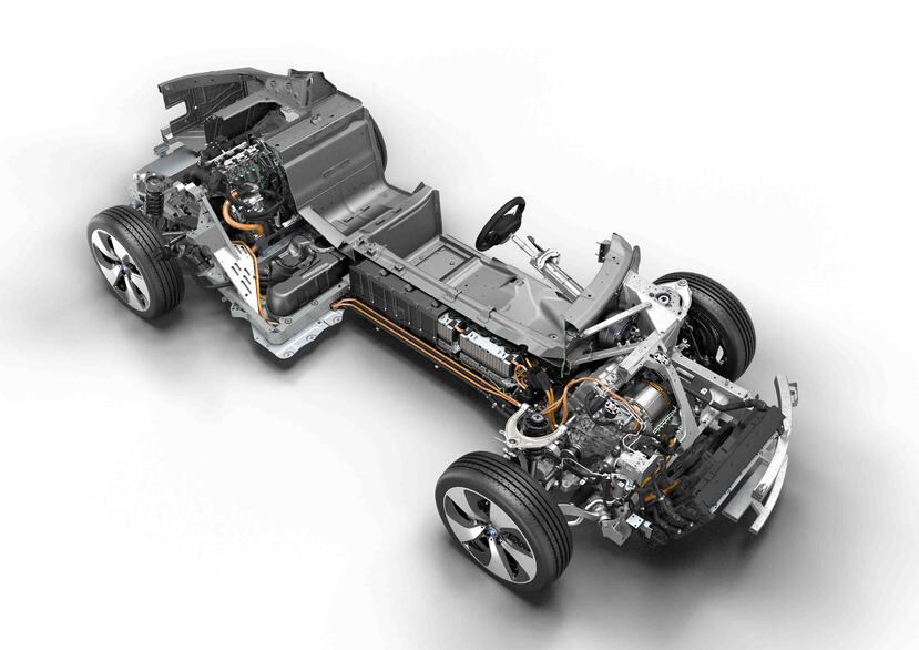 El sistema de tracción híbrido conectable que impulsa al BMW i8 combina el rendimiento de un vehículo deportivo, con la economía de combustible de un modelo mucho más pequeño.