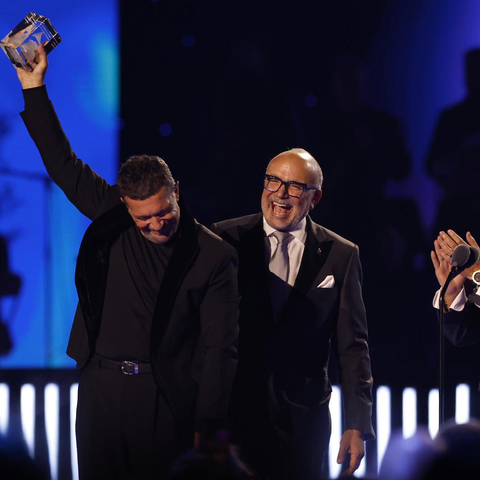 El actor español Antonio Banderas recibe el Premio de la Presidencia ante el CEO de los Latin Grammy, Manuel Abud y el cantante español Alejandro Sanz.