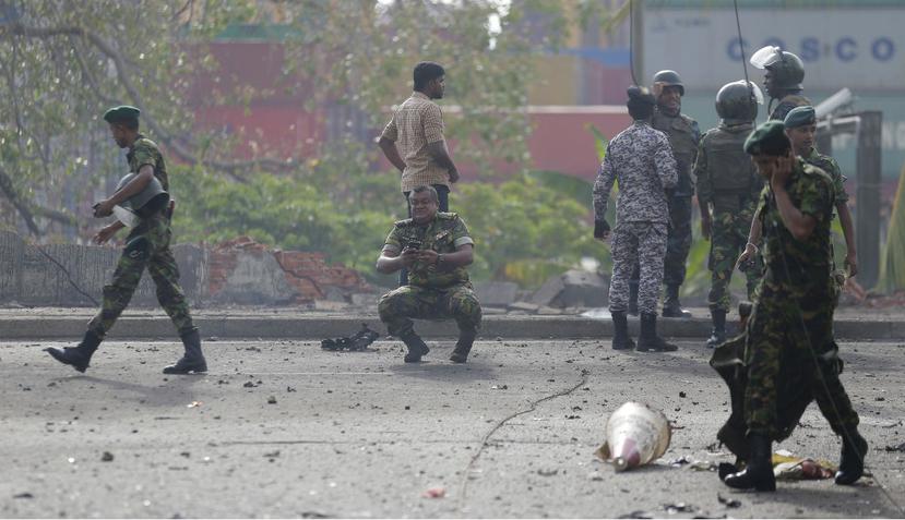 Las fuerzas de seguridad de Sri Lanka reaccionan después de una explosión en un vehículo estacionado cerca del santuario de San Antonio en Colombo (AP).