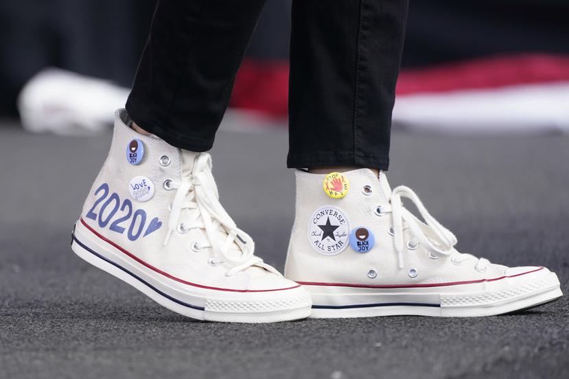 Las zapatillas fueron diseñadas en conjunto por la tienda Social Status y Nina Chanel para Converse. (Foto: AP)