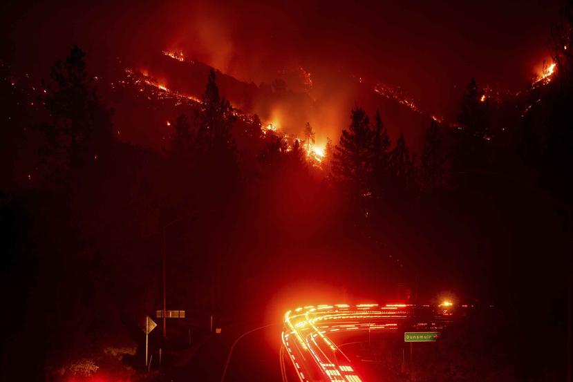 Camiones de bomberos pasan por el incendio Delta que arde en el Bosque Nacional Shasta-Trinity, en California, el miércoles 5 de septiembre del 2018. (AP)