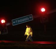 Un trabajador de servicios públicos atiende un semáforo caído en la autopista 69 en Des Moines, Iowa, el sábado 5 de marzo de 2022, después de que una fuerte tormenta causara daños en áreas del centro de Iowa.
