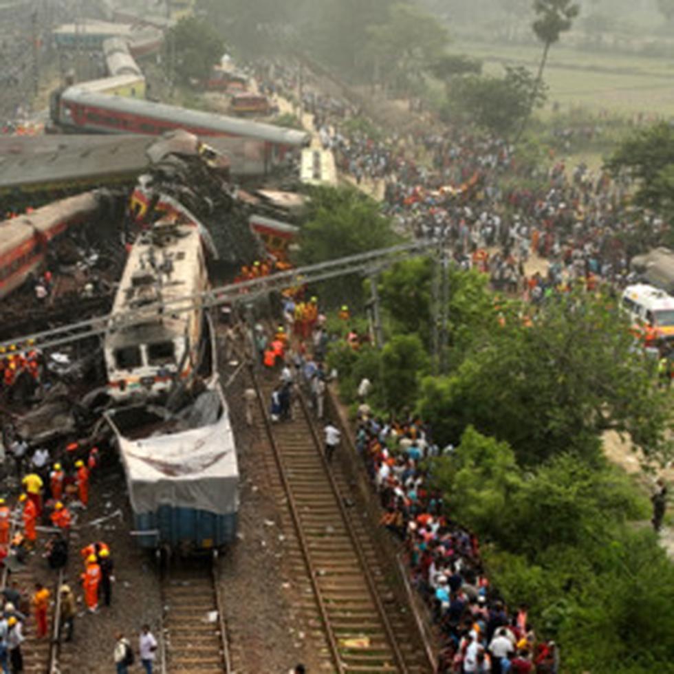 Socorristas trabajan en la zona donde se descarrilaron dos trenes de pasajeros que dejaron al menos 280 muertos, en Balasore, en el este de la India, el 3 de junio de 2023.