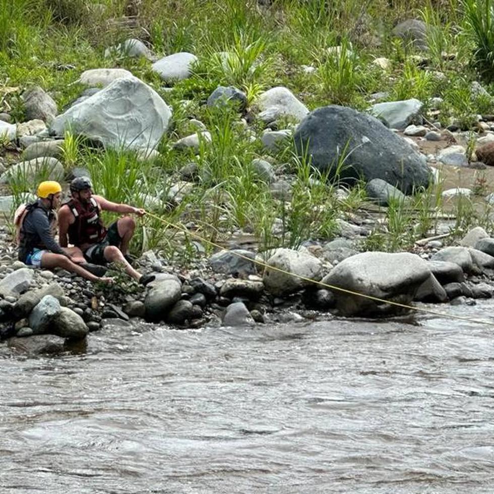El accidente ocurrió la mañana de este martes, cuando los turistas viajaban en una balsa sobre el río Grande de Orosi y volcaron.