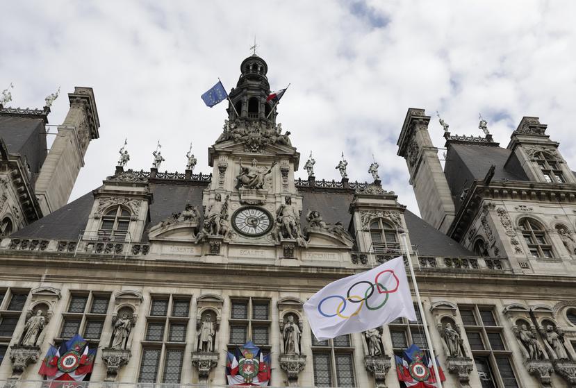 La bandera olímpica ondea afuera del Ayuntamiento de París. Esta ciudad es la sede de los próximos Juegos Olímpicos en el 2024.