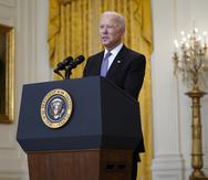 El presidente Joe Biden habla el lunes 17 de mayo de 2021 sobre la distribución de las vacunas contra el COVID-19 en el Salón Este de la Casa Blanca, en Washington.