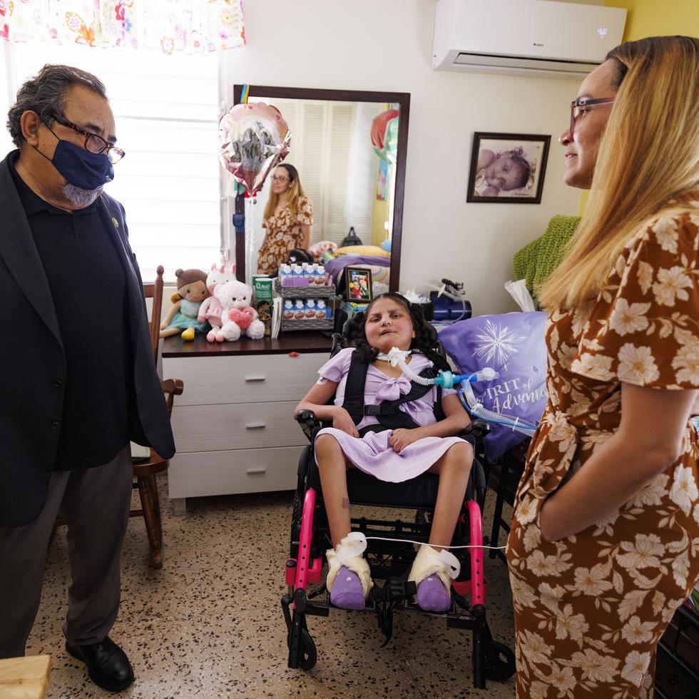 Raúl Grijalva llegó a la Urbanización Jardines de Canóvanas para visitar a Melissa Pimentel y su hija Melismar López.