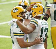 Aaron Rodgers, 'quarterback' de los Packers de Green Bay, celebra con el 'wide receiver' Allen Lazard (13) un pase del primero que se convirtió en anotación.