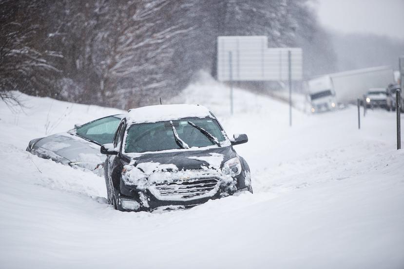 Varios autos aparecen cubiertos de nieve en una zanja al lado de la autopista interestatal 94, cerca de Galesburg, en Michigan. (AP)