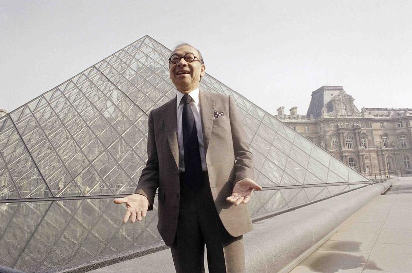 I.M. Pei junto a su pirámide en París, Francia. (AP)