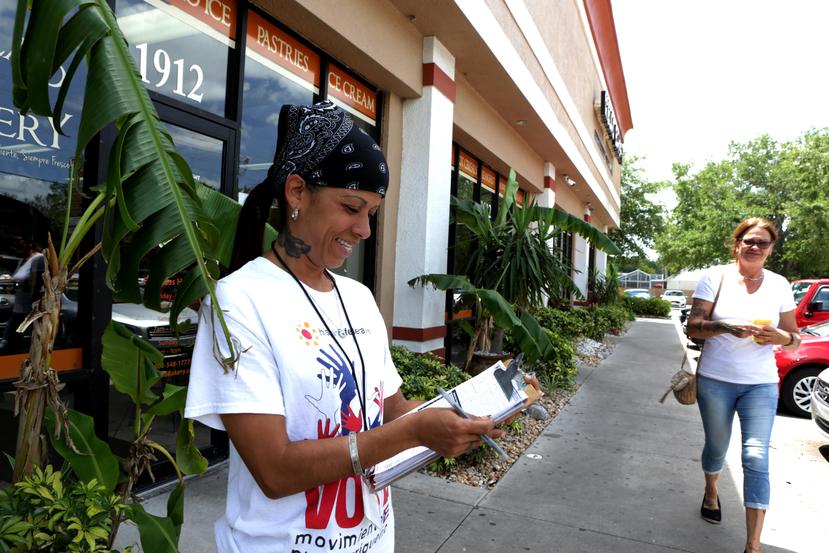 Lisandra del Valle, de la organización Hispanic Federation, es integrante de las  brigadas que están en la calle registrando electores puertorriqueños.