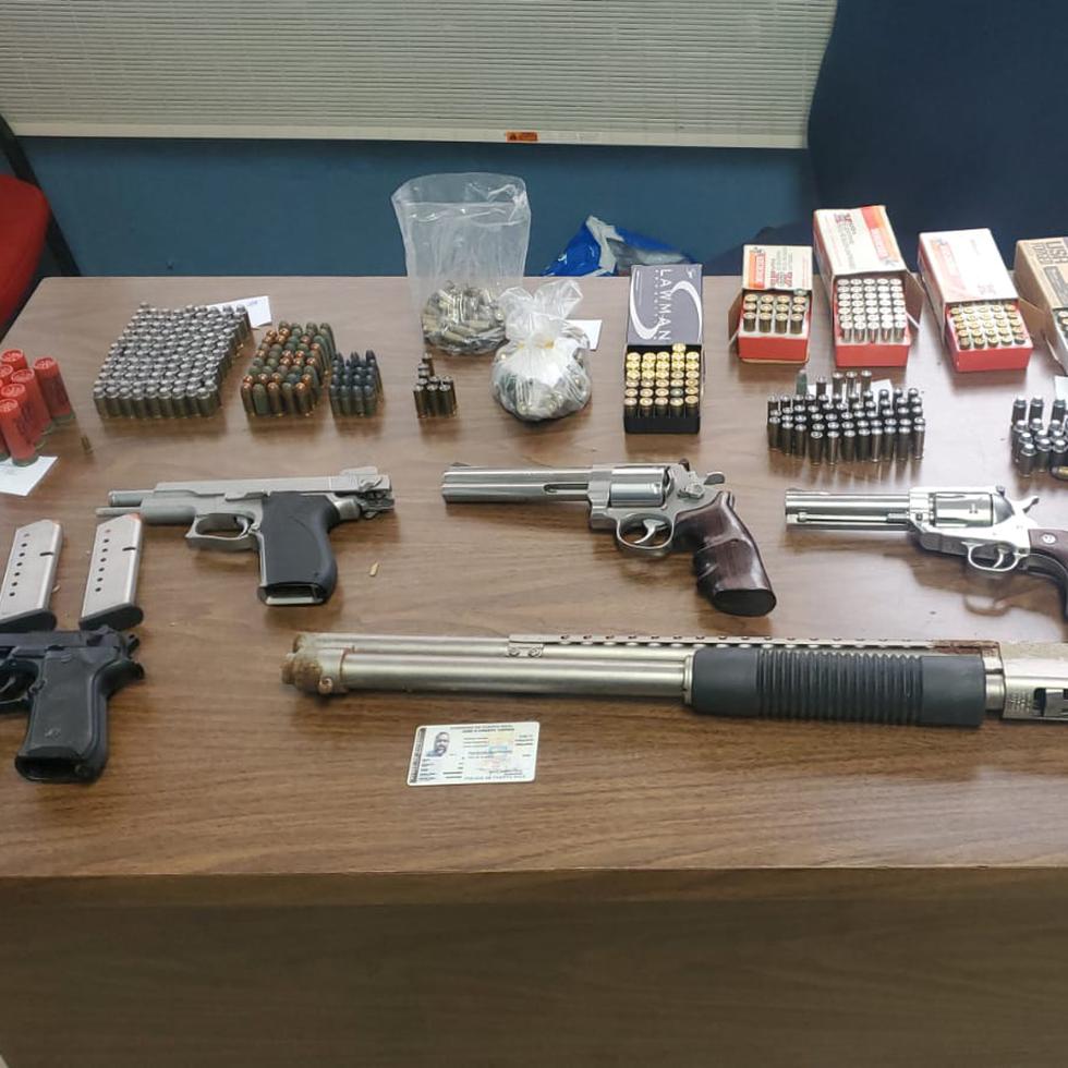 Estas fueron las cinco armas de fuego encontradas por la Policía en una residencia abandonada en Vega Alta.