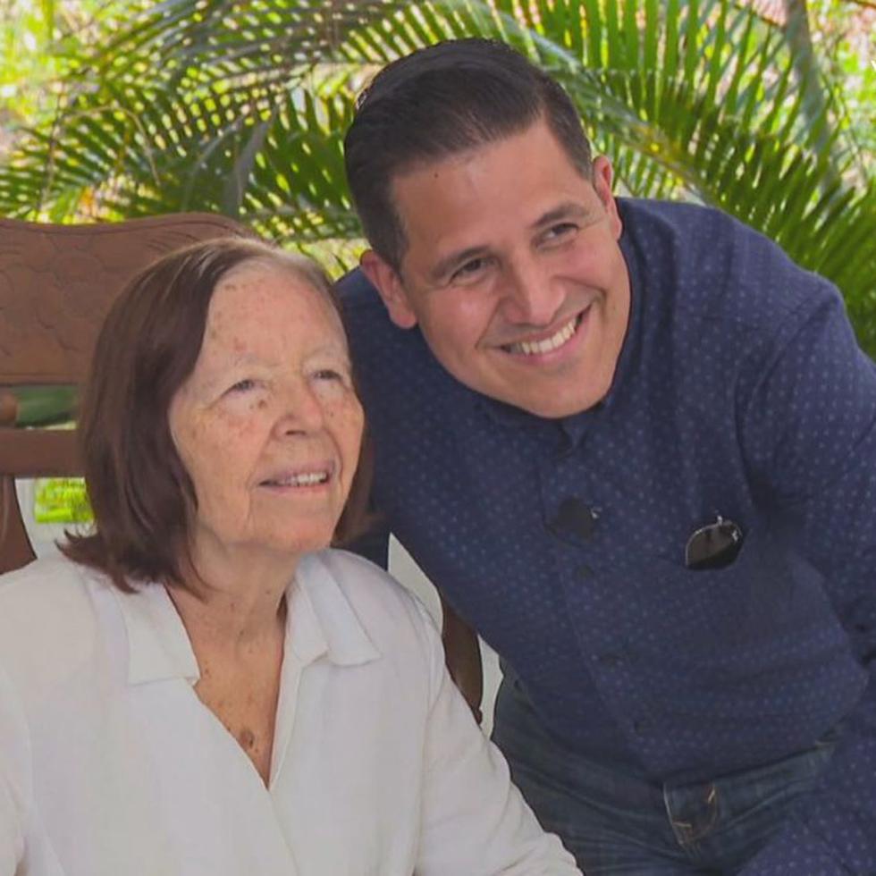 Normando Valentín junto a su madre doña Fermina Quintana, quien falleció esta tarde.