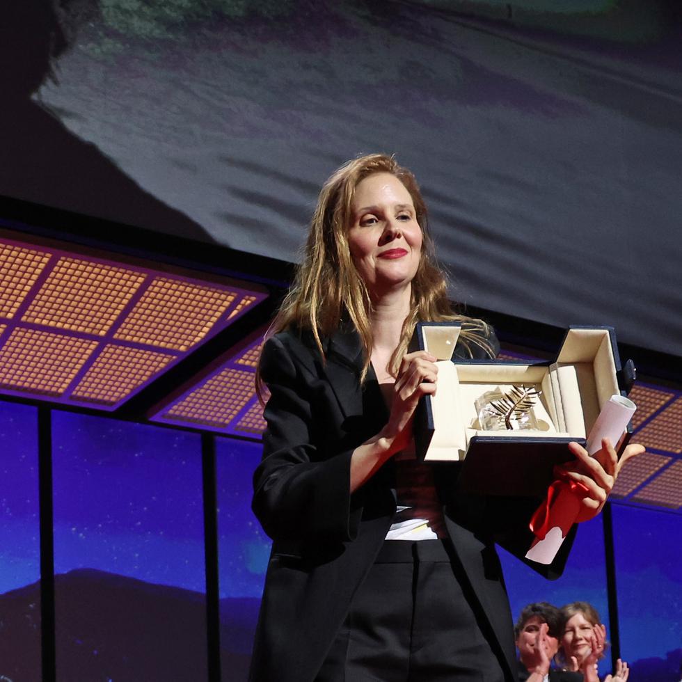 La directora francesa Justine Triet es aplaudida por la actriz estadounidense Jane Fonda (i) al ganar la Palma de Oro por "Anatomie d'une chute", durante la ceremonia de clausura del Festival de Cannes (Francia), este 27 de mayo de 2023. EFE/EPA/Mohammed Badra
