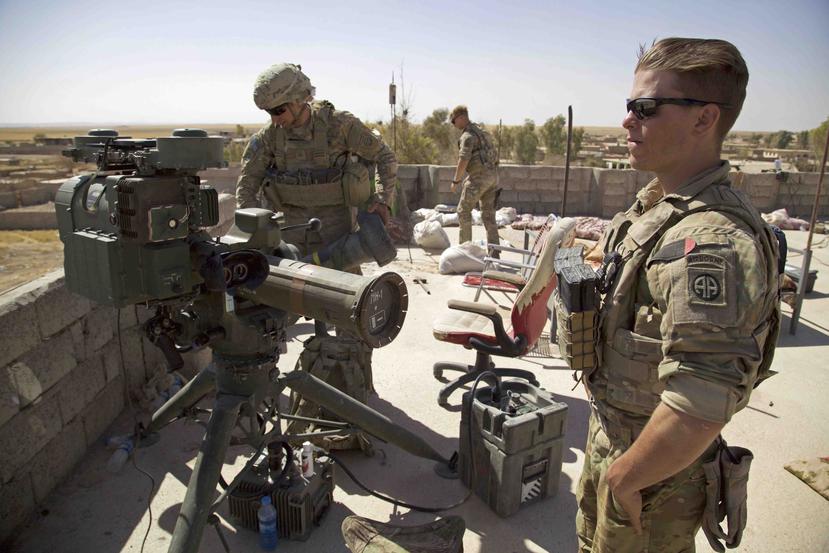 Soldados de Estados Unidos junto a un lanzador de misiles guiados, a unas pocas millas del frente, en en el pueblo de Abu Ghaddur, al este de Tal Afar, Irak. (AP)