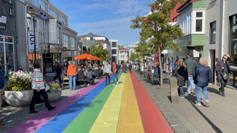 Calle Skolavoroustigur pintada con los colores del arcoíris para un festival de orgullo gay, y se dejó así permanente.