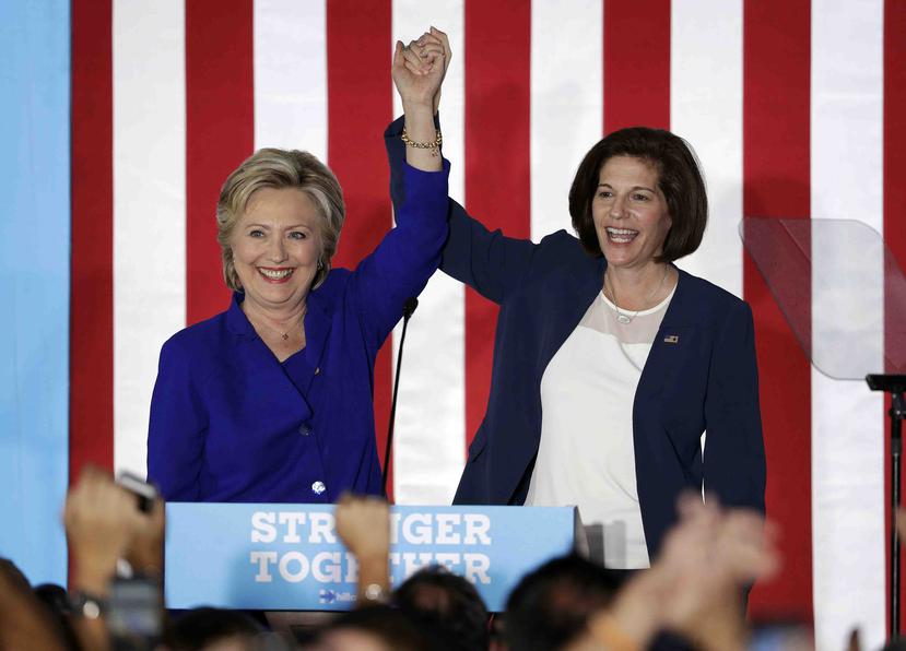 Hillary Clinton junto con la primera senadora hispana, Catherine Cortez Masto. (AP)