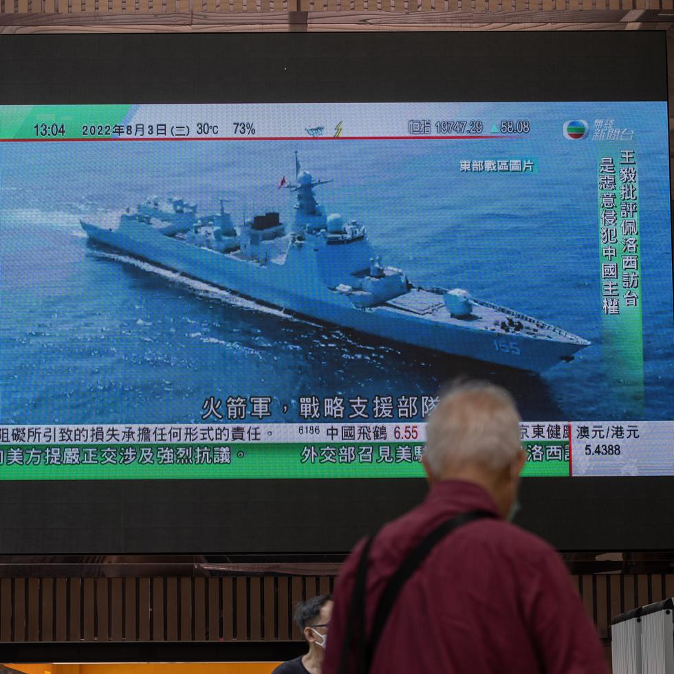 Personas en Hong Kong observan en televisión el despliegue naval de China como reacción a la visita de Nancy Pelosi a Taiwán.