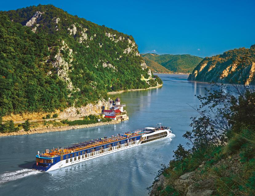 Barco de la compañía AmaWaterways navegando por el río Danubio cerca de las fronteras entre Serbia y Rumanía.