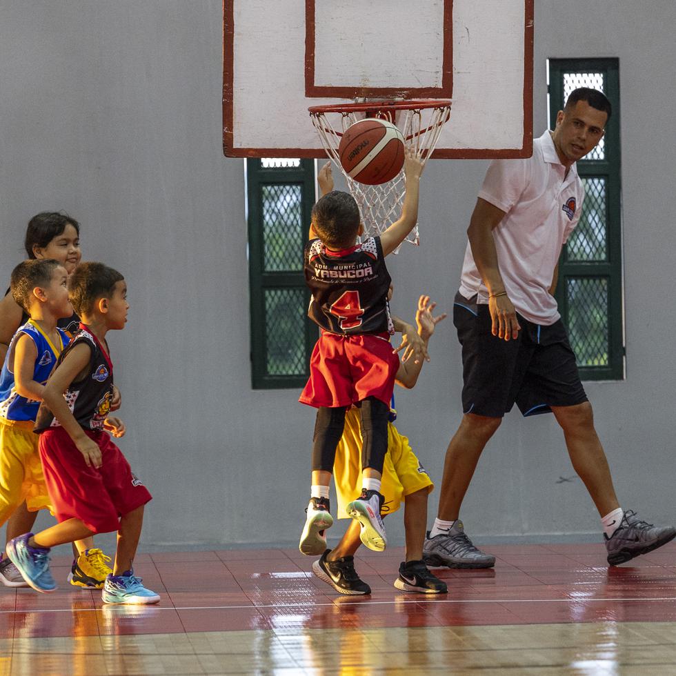 En la foto, niños de la categoría baby basketball del torneo de  la Liga infantil de Baloncesto Juan L. “Topo” Meléndez.